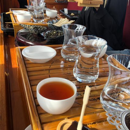 Thee-proeverij op boot