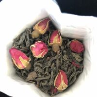 zwarte thee met rozen in een zak