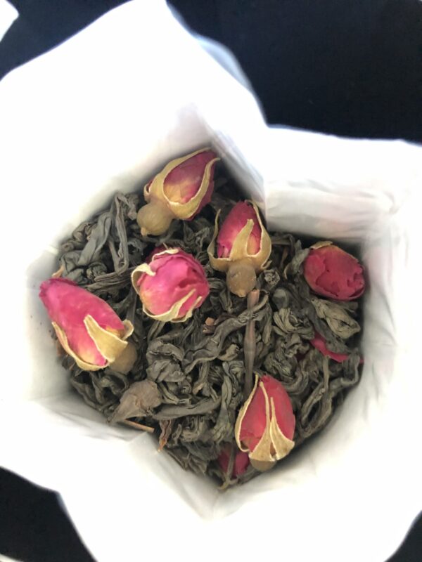 zwarte thee met rozen in een zak