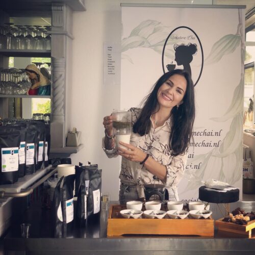 Madame Chai foto een vrouw die thee inschenkt een proeverij geeft