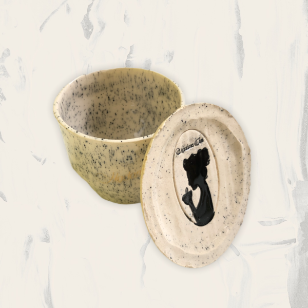 Kopje aardewerk met onderzetten met madame chai logo erop